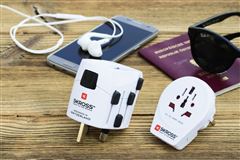 SKROSS cestovní adaptér PRO World & USB, 6,3A max., uzemněný, vč. univerzální USB nabíječky, pro celý svět