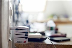 SKROSS cestovní adaptér MUV USB, 2x USB-A, univerzální pro 150 zemí